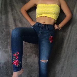 SALE💛New York and Company Rose Embroidered Jeans